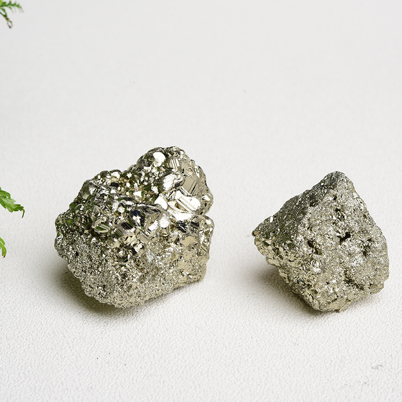 Pierres naturelles Pyrite Crystal Cluster Irrégulet Stone Rock Mineral échantillon Énergie Décoration de maison Decoratio minéral brut