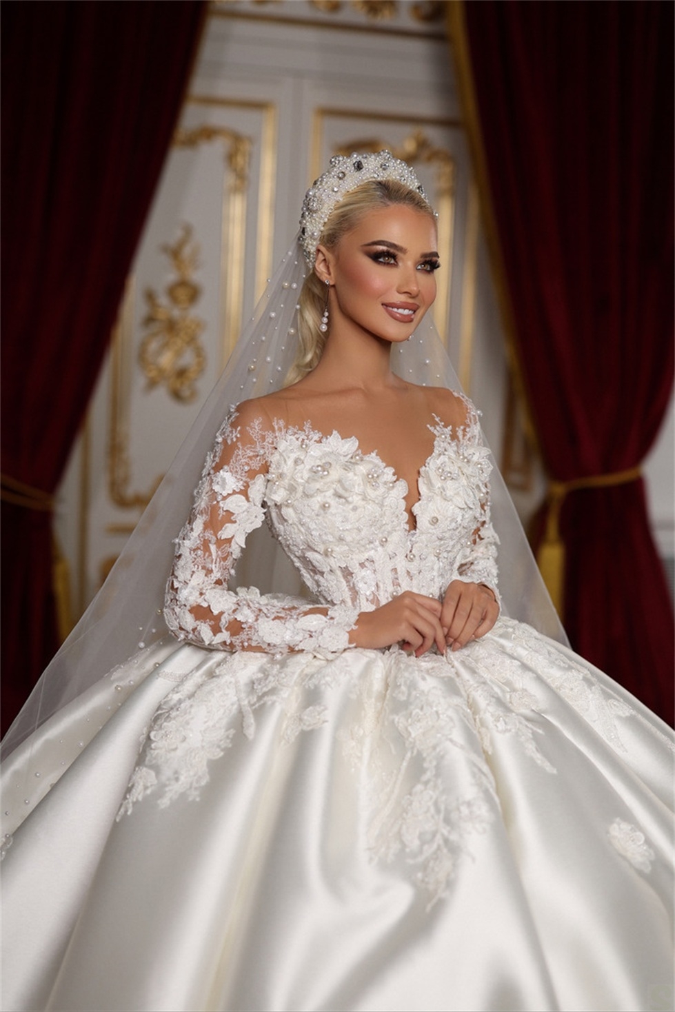 Abiti da sposa di lusso con scollo a cuore Sweetheart maniche lunghe in raso Candidati a vita alta Abito da corte con bordo decorativo in pizzo Abito da sposa su misura Abiti da sposa