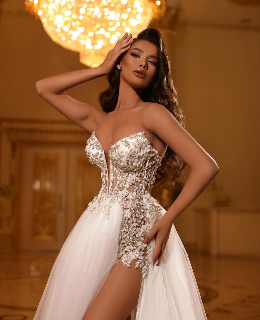 Elegant A-Lie Prom-klänningar ärmlösa V Neck Appliciques paljetter Golvlängd pärlstav ihålig sida slits 3d spets tåg aftonklänning brudklänningar plus storlek skräddarsydd