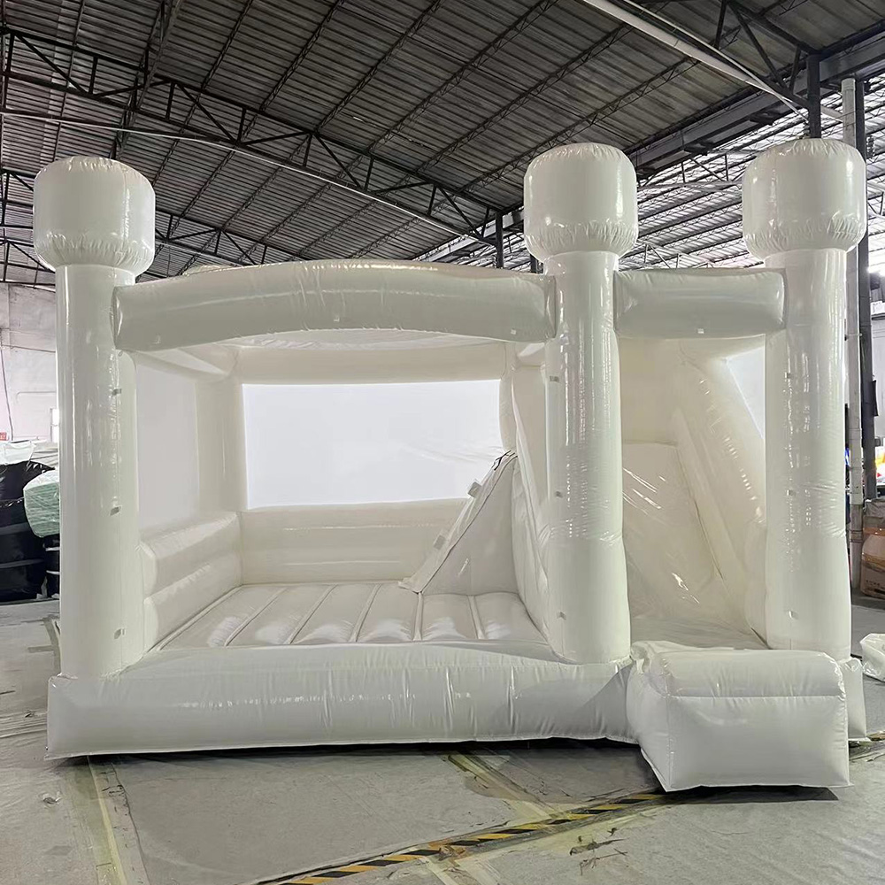 Château gonflable blanc commercial durable de rebond de PVC avec le cavalier combiné de château gonflable de tente de saut de maison de glissière inclus le ventilateur d'air pour l'amusement extérieur