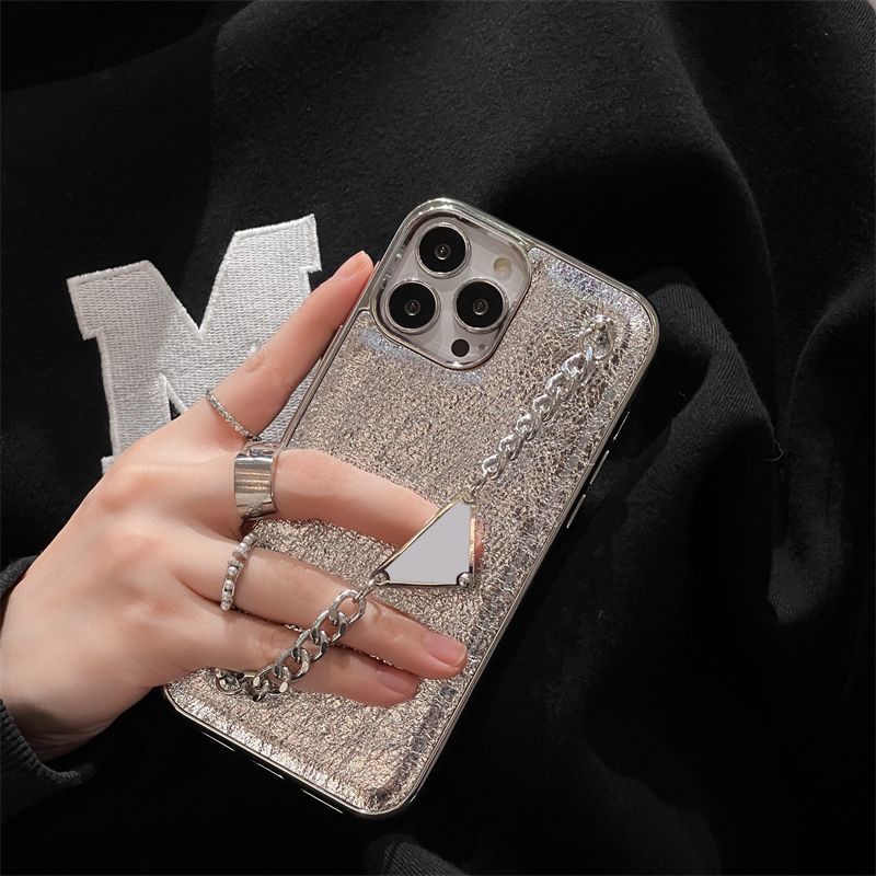 Luksusowe obudowy telefoniczne Wzór Foil dla iPhone 14 Pro Case 13 Promax 12 Pro 11 14plus 13pro Max Cover Triangle P Łańcuchowy opaska na rękę Mobile Shell