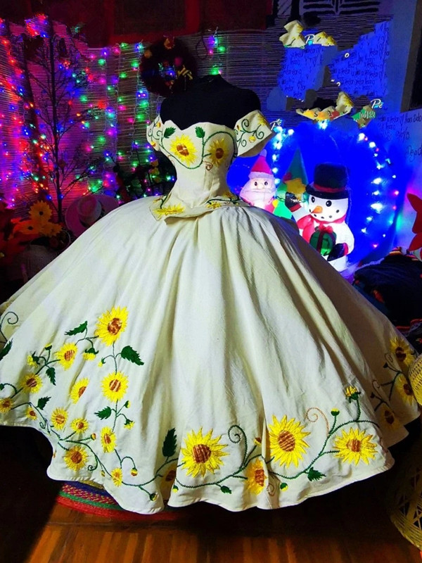 Solros broderi quinceanera klänningar från axel puffy satin charro prinsessan snörning vestido de 15 anos sweet 16 prom klänningar
