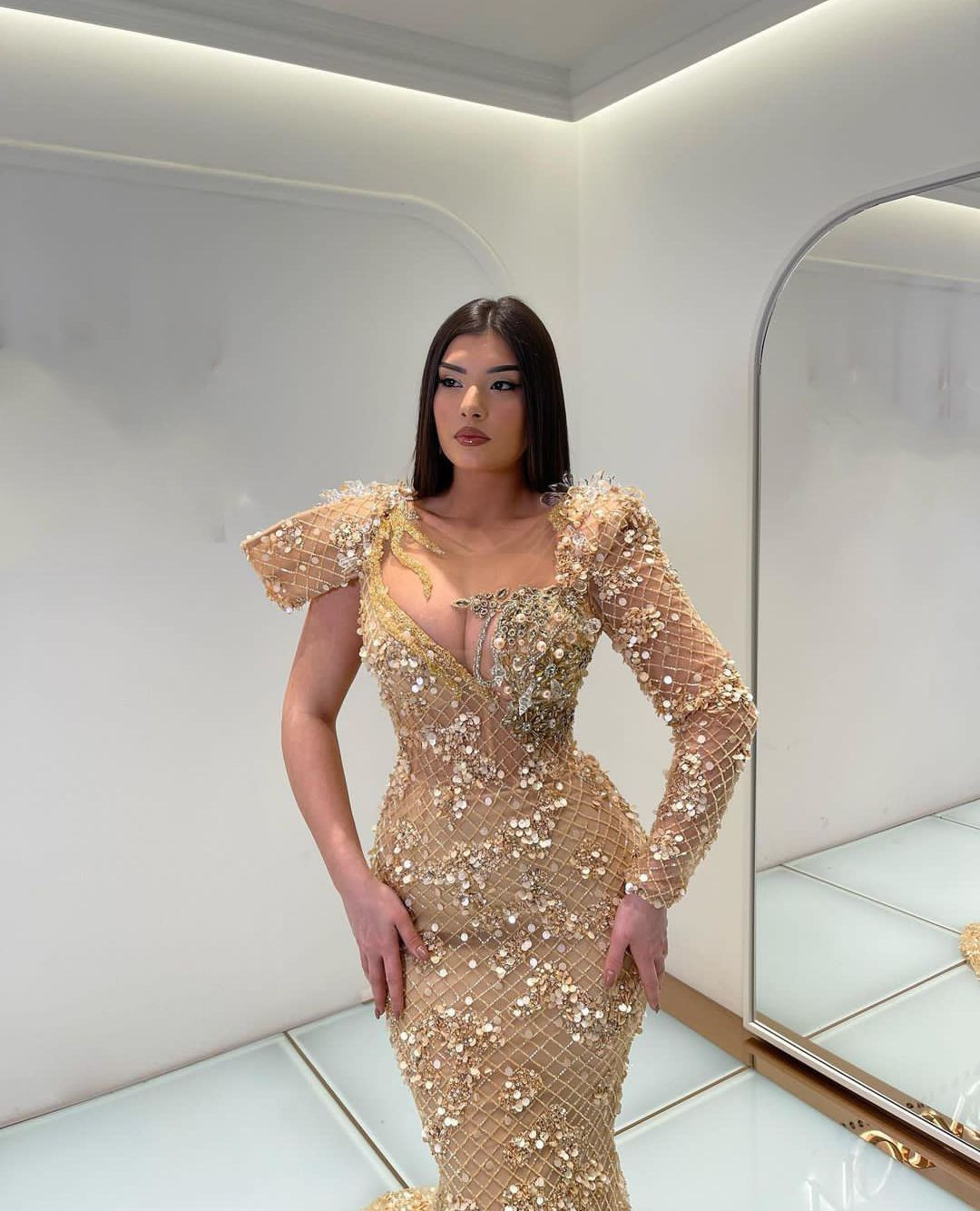 Squisiti abiti da ballo a sirena Una manica lunga con scollo a V Appliques Paillettes Lunghezza del pavimento Perline 3D Pizzo Abito da sera scintillante Abiti da sposa Plus Size Custom Made