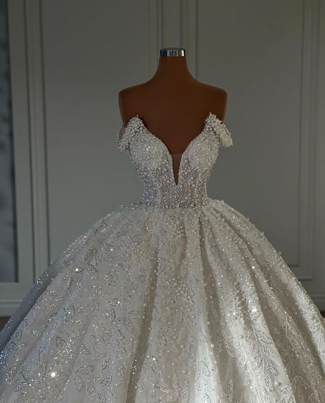 Abito da ballo scintillante Abiti da sposa Senza maniche Scollo a V Spalle scoperte Paillettes Appliques Ruffles Perle Abiti da sposa Abito formale Plus Size Custom Made Vestido de novia