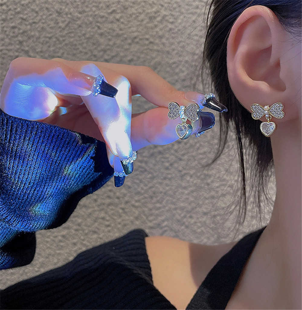 Charm Sydkoreas nya hjärtformade Bow Pearl Earrings 2023 Fashion Trend Sweet Nisch Design Senior Sense Earrings Banket Smycken G230320