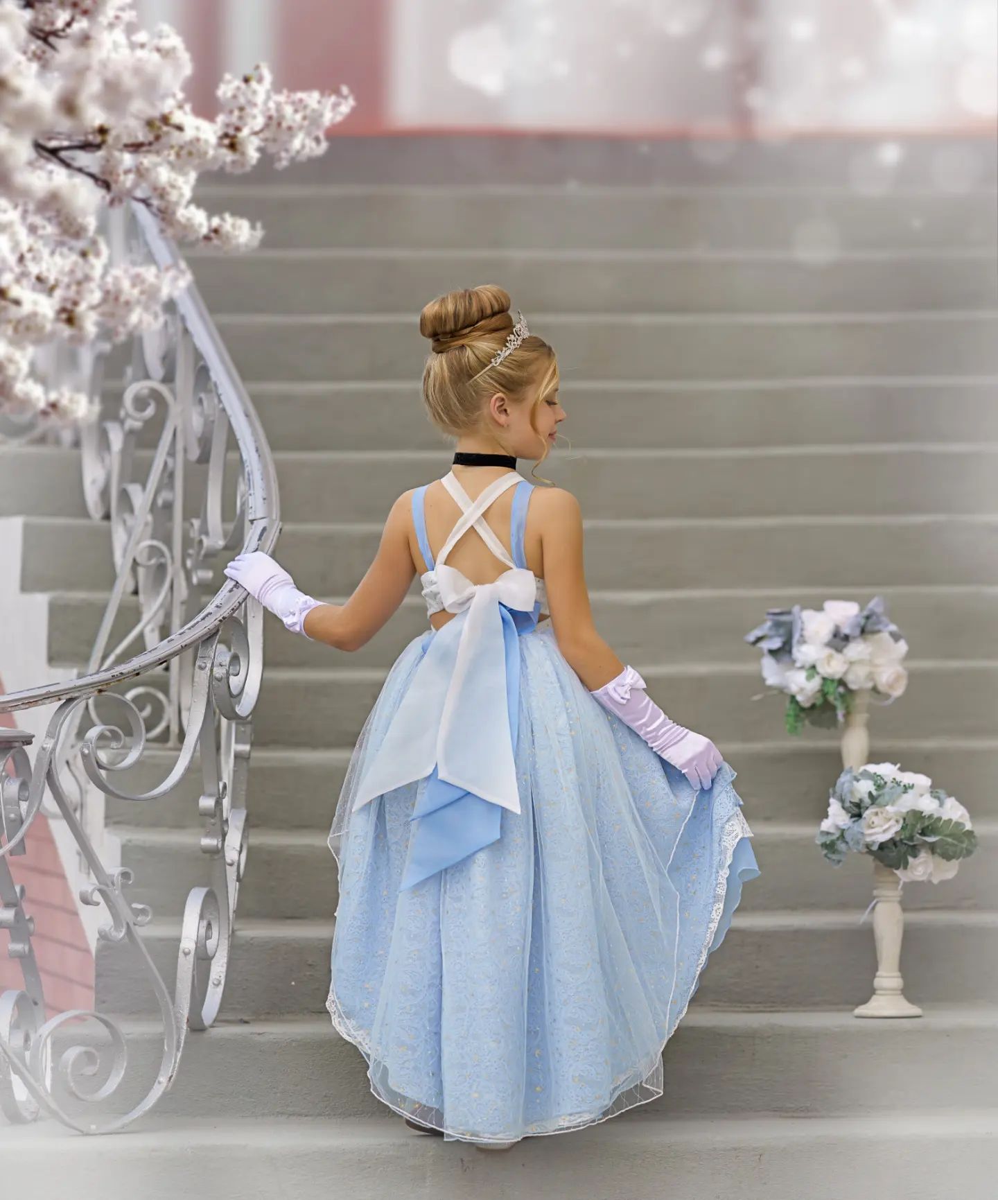 Hellhimmelblaue Blumenmädchenkleider mit Spitze, High-Low-Festzug-Kleider für Hochzeit und Geburtstag, gestuftes, rückenfreies Kinder-Festzug-Kleid