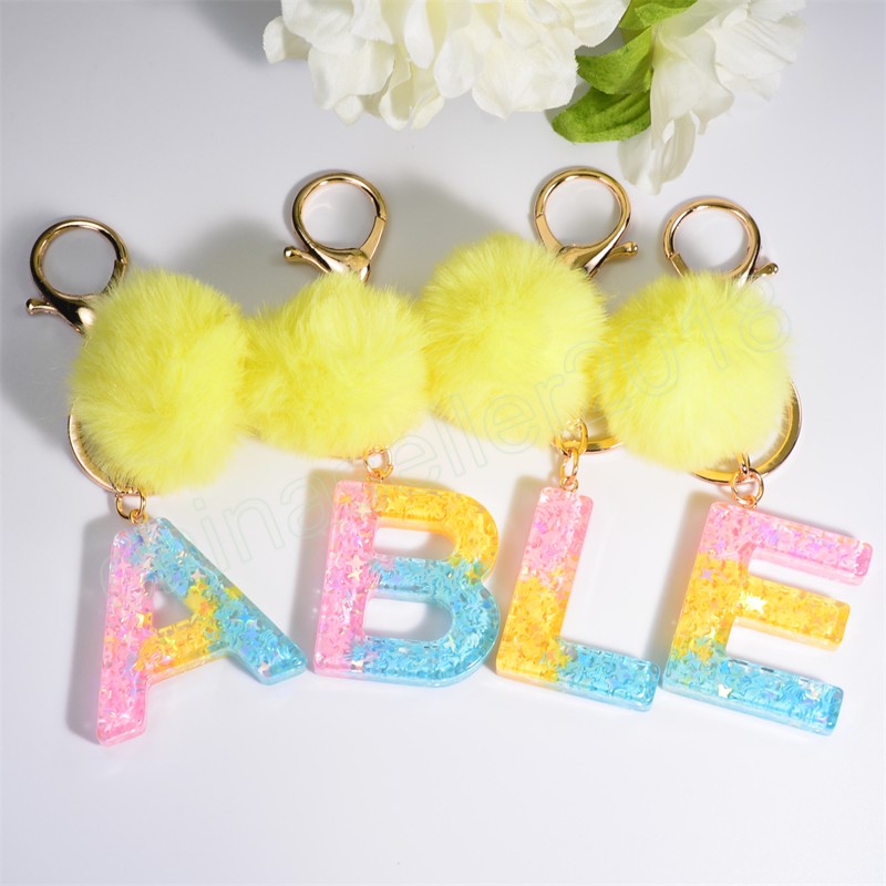 Arc-en-ciel 26 lettres porte-clés jaune pompon boule de poil porte-clés femmes sac pendentifs clé accessoires cadeaux