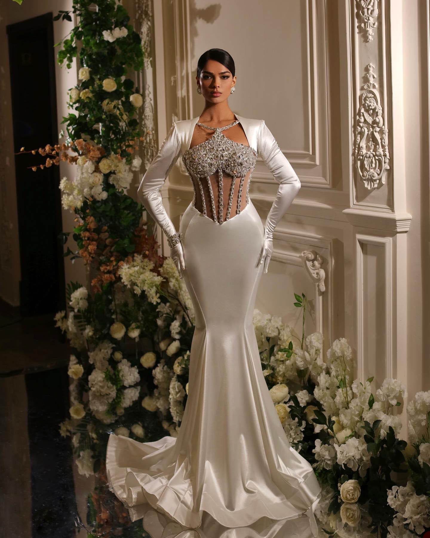 Sexy Meerjungfrau-Satin-Brautkleid, Kristall-Brautkleid, maßgeschneiderte, perlenbesetzte, lange Ärmel, durchsichtige Brautkleider