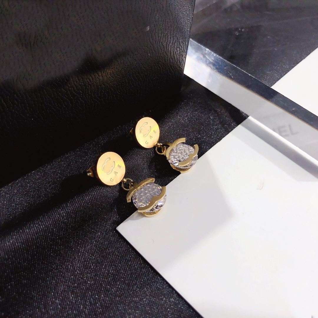 18K GOLD PLATRING SHARM DESICK Earrings Premium Jewelry Fashion Women Round Pearl Set Diamond Earrings Luxury Accessories 2313