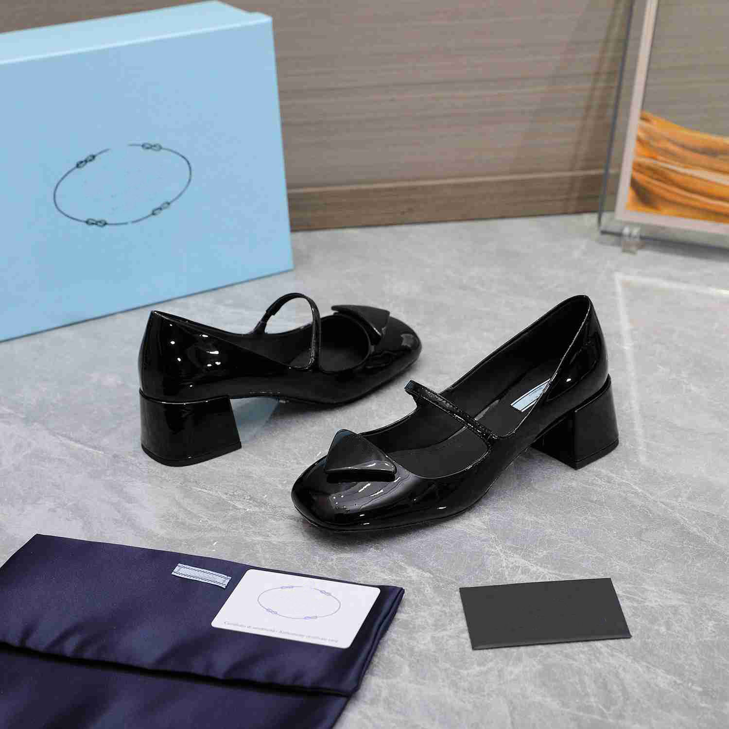 Designer Sandals Brand Cat Heel Sandals Luxurious Women Chunky Heel Shoes New Patent Leather Sandals Triangular Buckle Sandals Fashion Dress Shoes Work Shoes