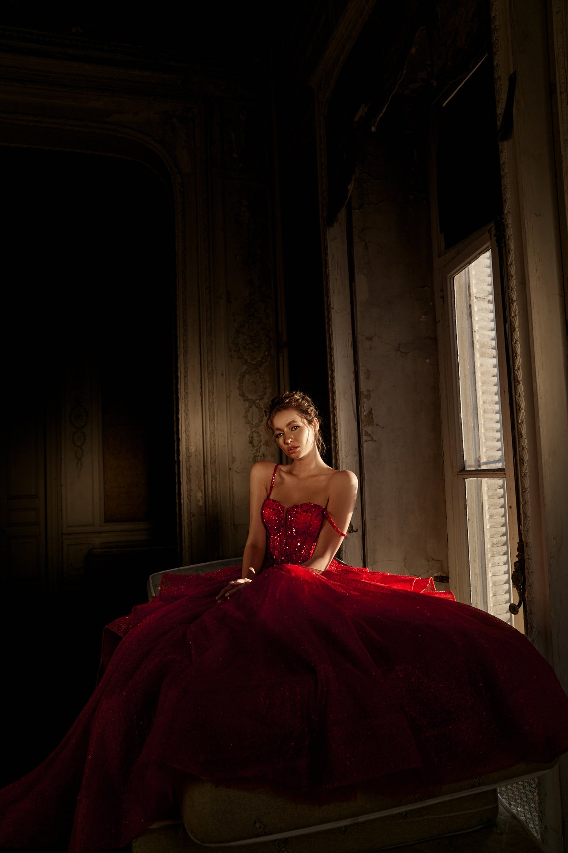 Sparkly Red Prom -jurken een lijn lovertjes in de avondjurken Spaghetti riemen halslijn gelaagde sweep trein tule formele jurk