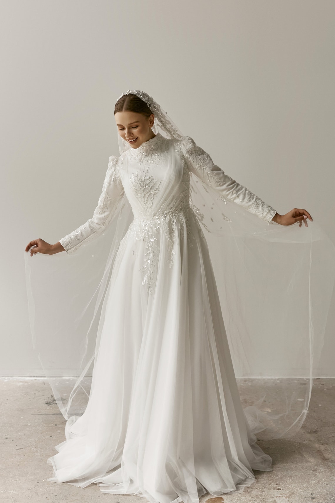 Charming Beaded Wedding Dresses Muslim Sequined Bridal Gowns High Collar With Long Sleeves A Line Sweep Train Tulle Vestido De Novia