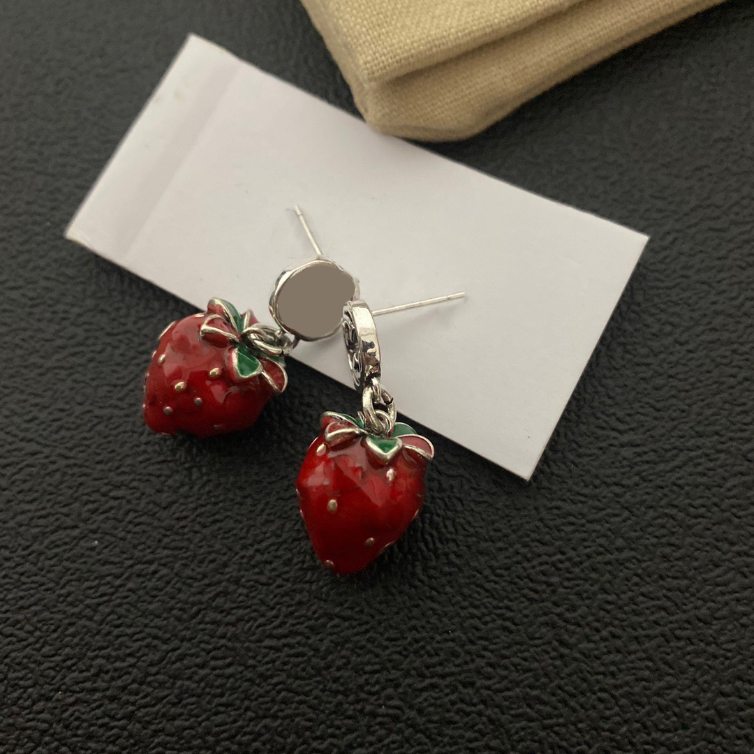 2023 Brand de designer Stud Strawberry fofo namorada moda de personalidade simples brincos para mulheres presentes de festa de joias do Dia dos Namorados