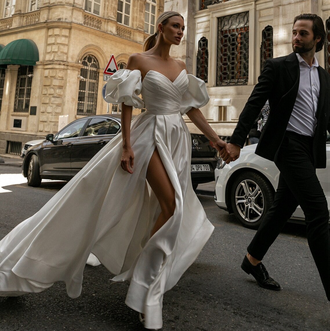 Muhteşem pileli gelinlik yan bölünmüş gelinlikler, kısa kollu sevgilim yakalı bir çizgi süpürme treni saten vestido de novia