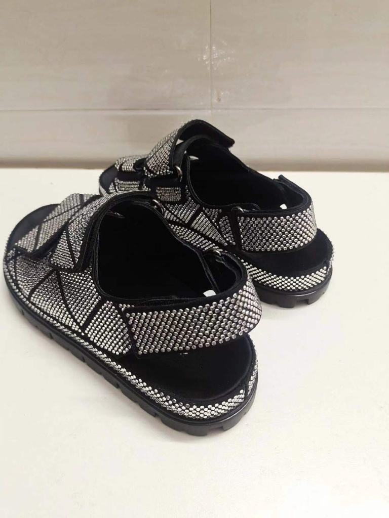 2023 Summer Designer Sandaler Kvinnor Sandaler: Fashionabla och trendiga mousserande diamantsandaler Black Low Heel Sandals Sale Nya sandaler Storlek 35 41