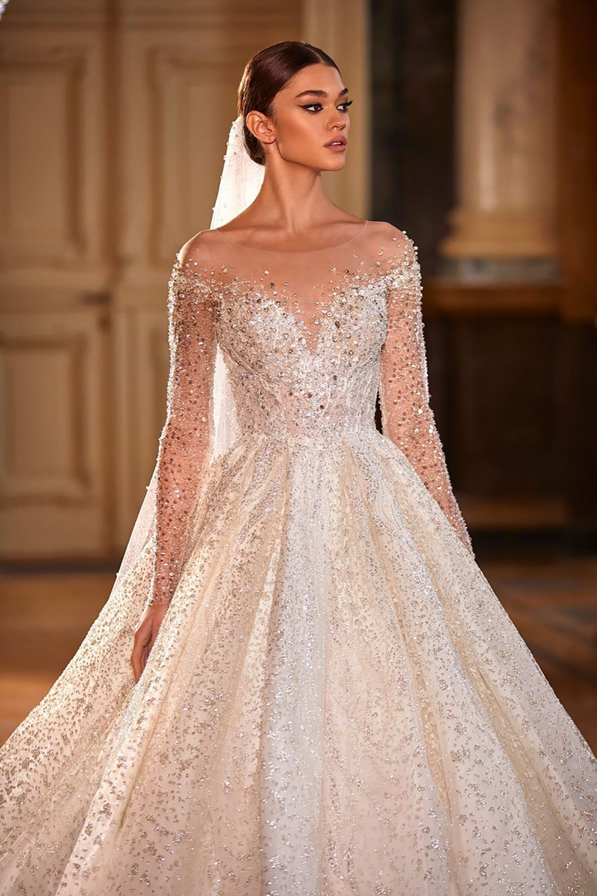 Brudklänning Modern Shine A-Line Bröllopsklänningar med Crystal Applique New Purity Pärlor Anpassade Borst Train Robes de Mariee Vestidos de Novia