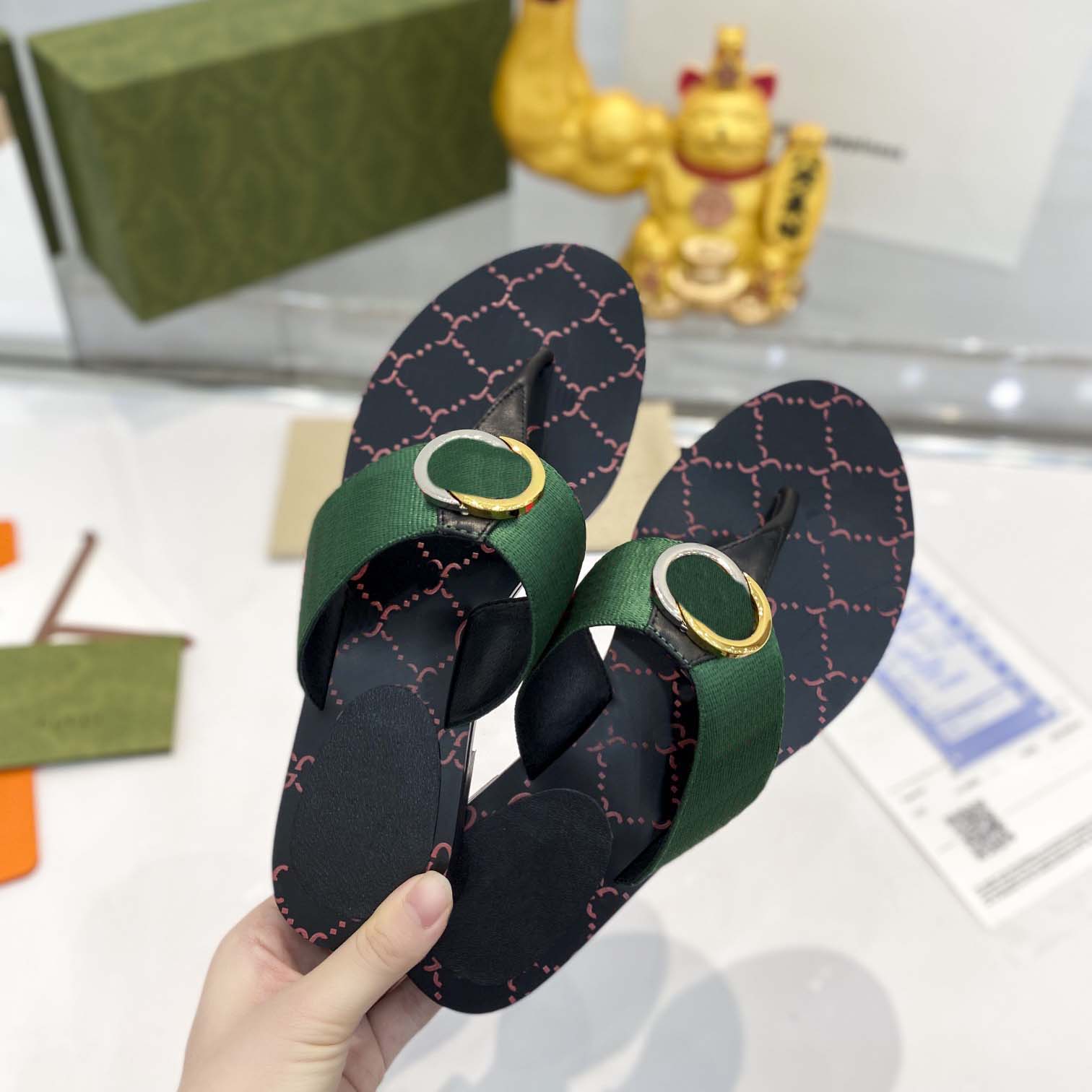 Mode platta nya kvinnor tofflor flip-flops thong web sandal nyp fot vår sommar strand röd grön band metall bokstäver lyx anti glid hög kvalitet storlek 35-42