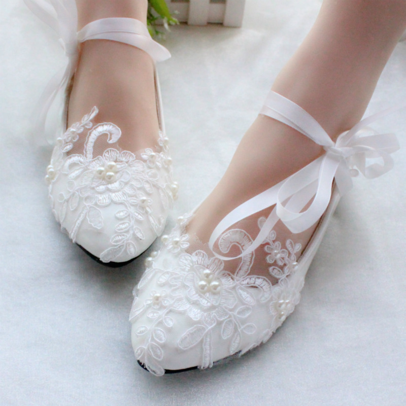 Chaussures de mariage Perles de dentelle blanche Chaussures de mariage pour les mariées avec des chaussures de mariée à lanières de ruban Talon bas Chaussures de dames chics appliquées à la main