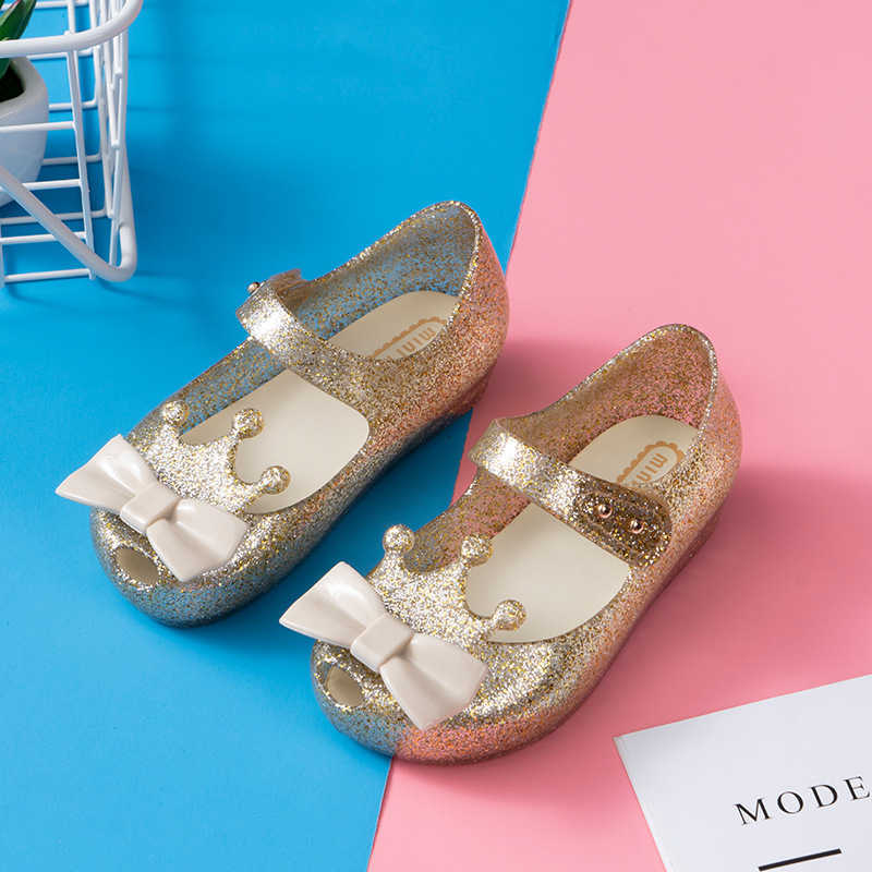 Sandaler Mini DD Barn söta sandaler Beach Shoes New Girl Jelly Sandaler Crown Summer Soft Sandals Toddler Shoes DD001 W0327