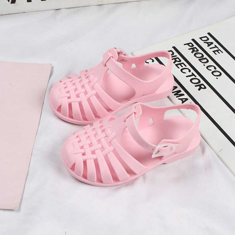 Sandaler Nya sommarbarn Baby Boys Girls Shoes Söta barns strand Sandaler Fashion Toddler Breattable Hole Shoes W0327