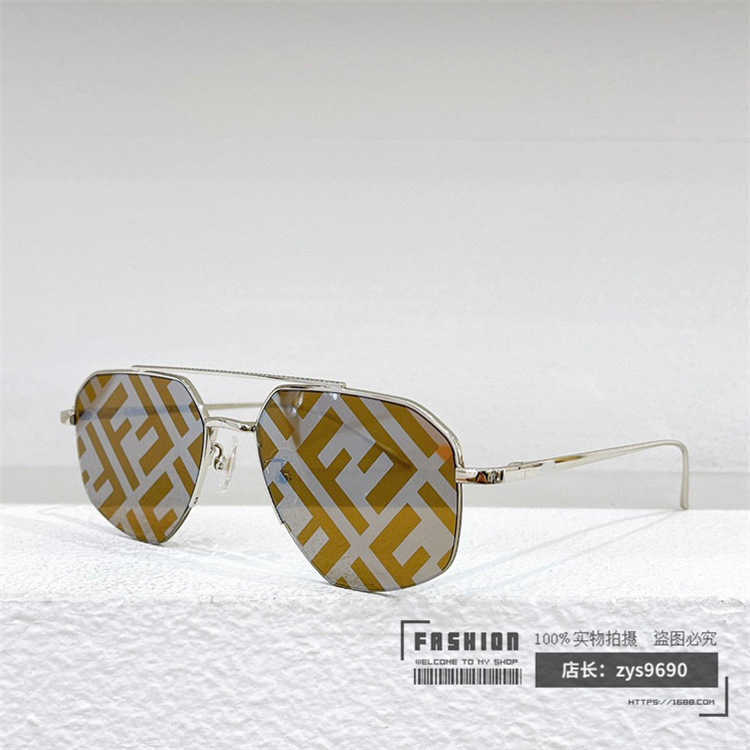 2024 Nouvelle qualité de soleil de nouveaux créateurs de luxe Famille F Metal Frame Square Style Polydoule Ins Stars Même lunettes de soleil FE40062U