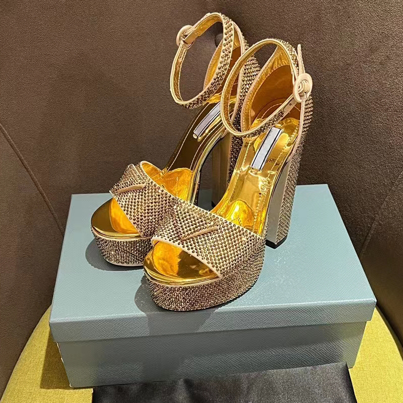 Altın Kristal Süslenmiş Sandalet Yeni Rhinestones Strass Platform Pompalar Klasik Üçgen Tokalı Kadınların Saten Tıknaz Topuk Elbise Ayakkabı Lüks Tasarımcılar Ayakkabı