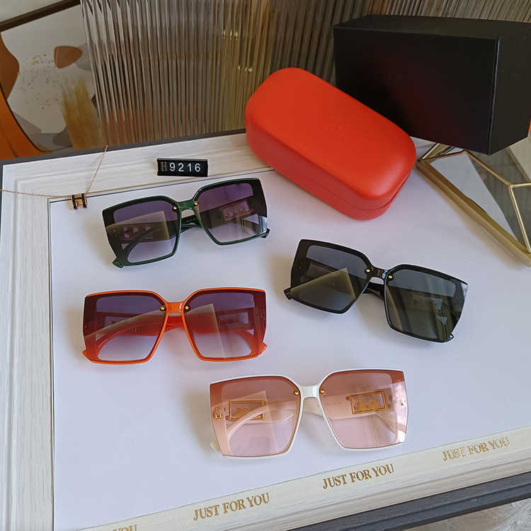 2024 Fashion Off Luxury Designer Nuevas gafas de sol para hombres y mujeres fuera de la letra de color naranja Gran marco coreano Cara redonda ordenada Resistente