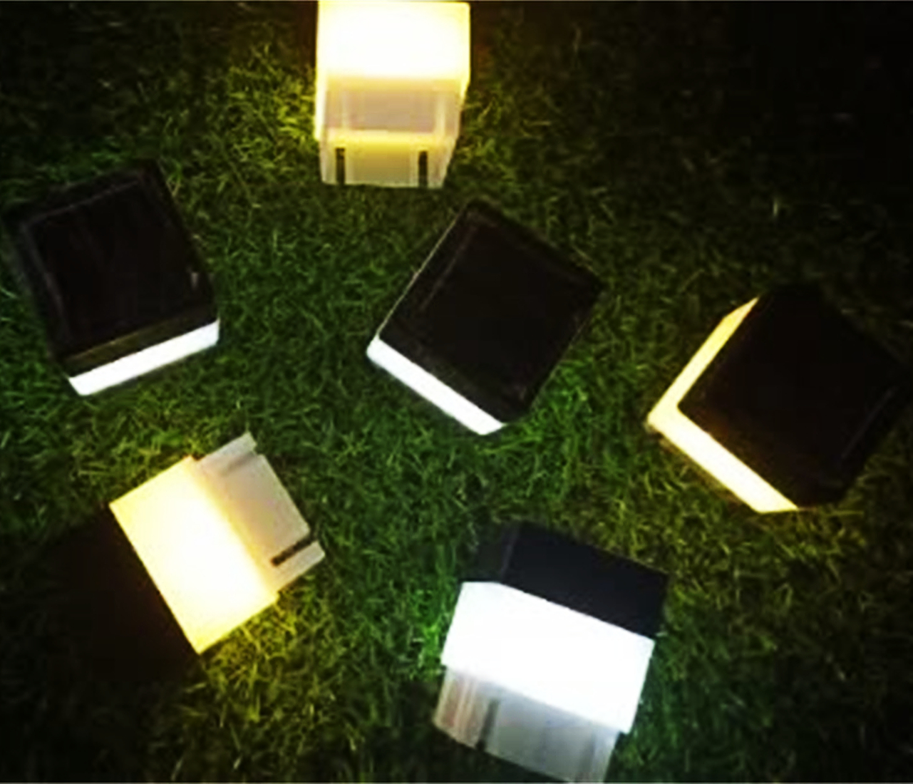 Luci di inondazione solari a LED 2x2 Post Cap Light Quadrato ad energia solare Pilastro recinzioni in ferro battuto Cortile anteriore Cortili Cancello Paesaggistica Residenziale