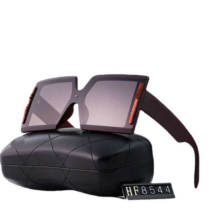 Lunettes de soleil à la mode de haute qualité Designer de luxe pour hommes Lunettes de soleil pour femmes Boîte de mode de style féminin grand cadre élevé