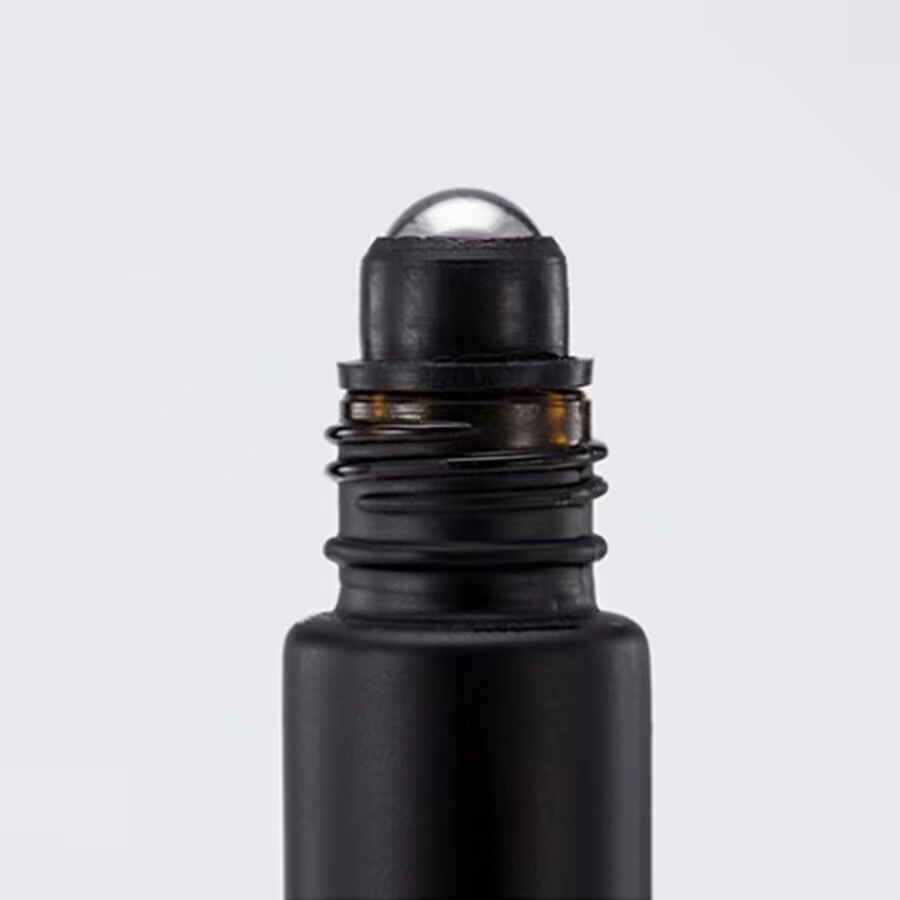 Rolo de 10 ml em garrafa de vidro Fragrâncias de garrafa preta fosca garrafas de perfume essencial com bola de rolo de metal C21