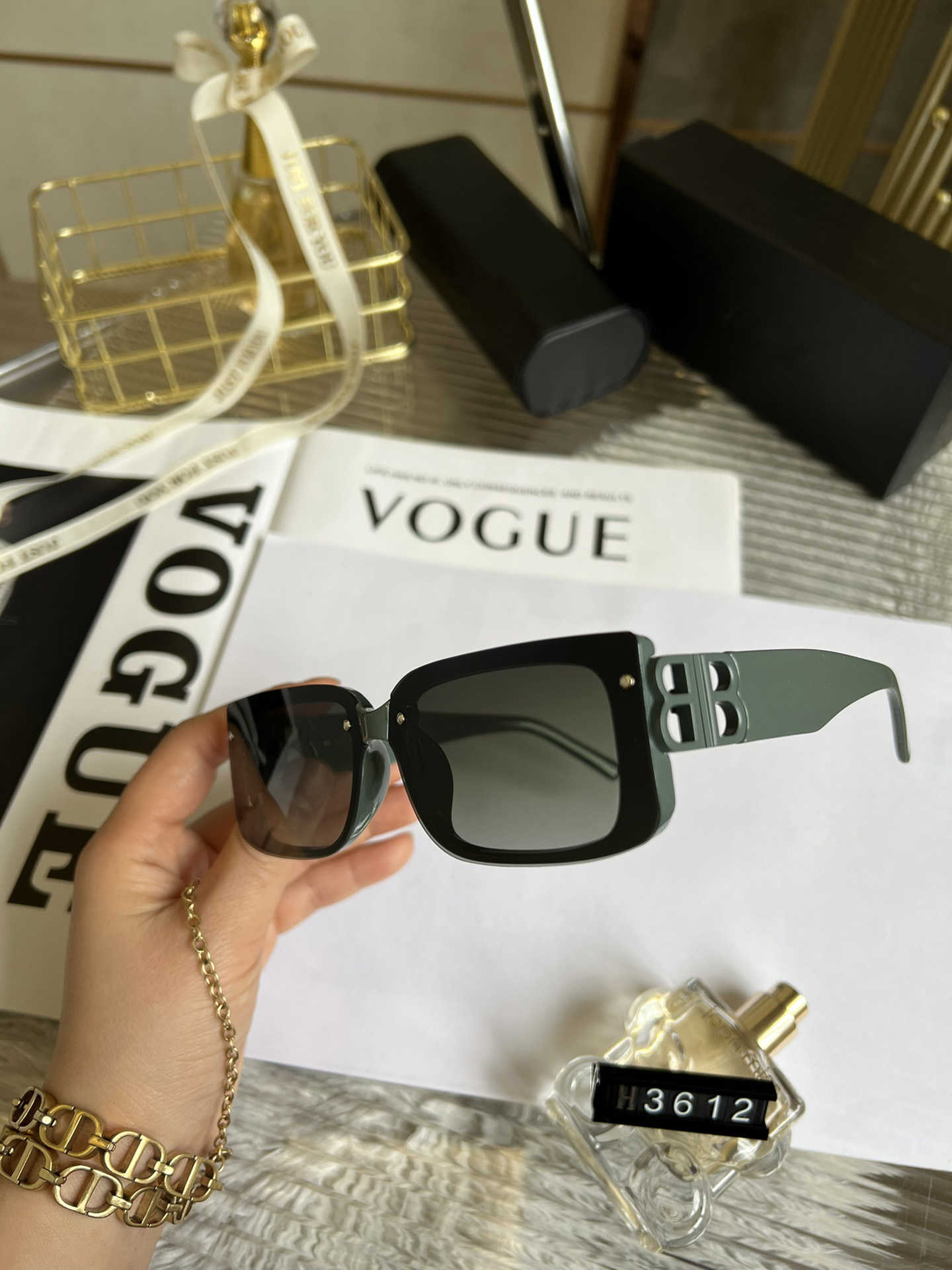 2024 Designer de luxo designer de luxo feminino Óculos de sol feminino resistente à caixa de definição de estrutura pequena resistente