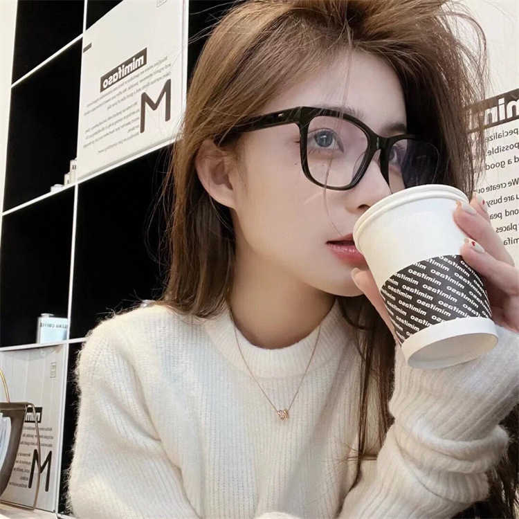 2024 Top designers 10% rabatt på lyxdesigner Nya herr- och kvinnors solglasögon 20% rabatt på Box White Deer Quan Zhilong Pure Color Transparent Match Myopic Glasses Frame