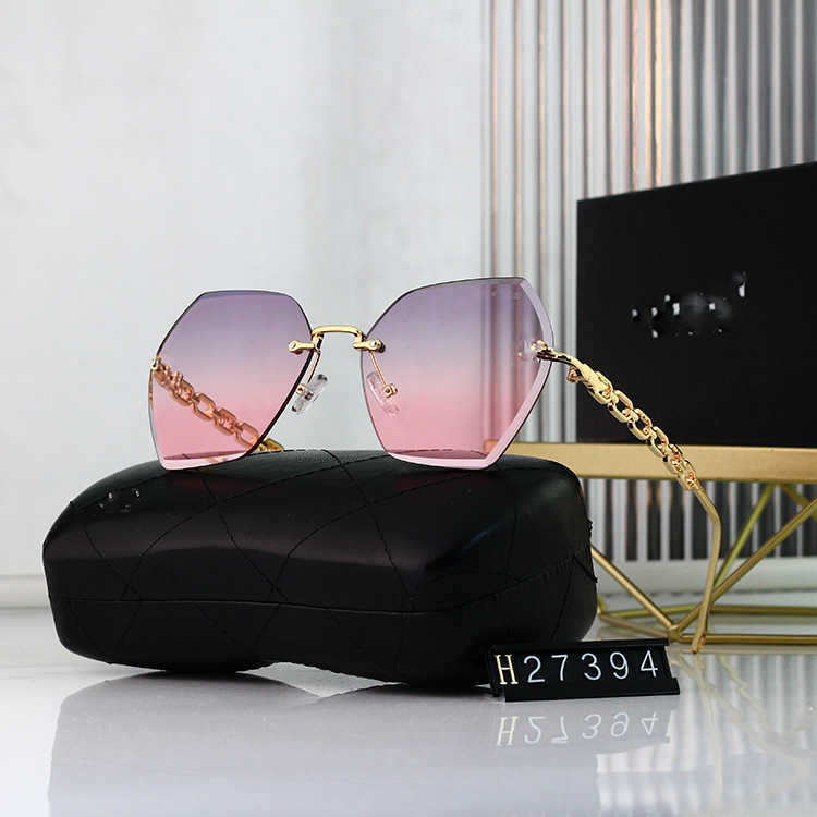 2024 Lyxdesigner Mäns lyxdesigner Kvinnors solglasögon Framelösa stora ram Kvinnliga tryckta glasögon