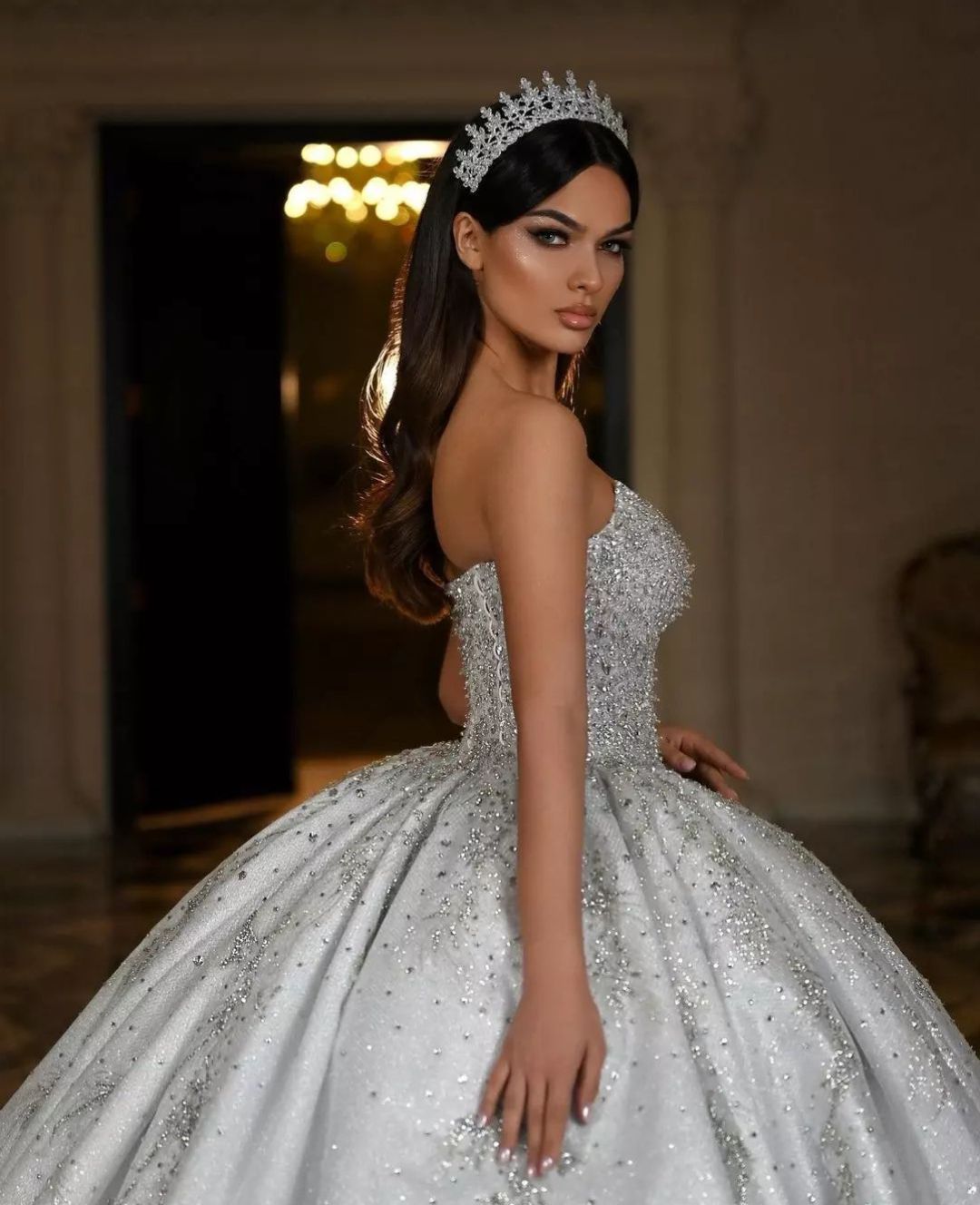 Robe de mariée de luxe robe de bal sans manches col en V paillettes appliques volants robes de mariée sans bretelles diamants robe formelle grande taille sur mesure robe de novia