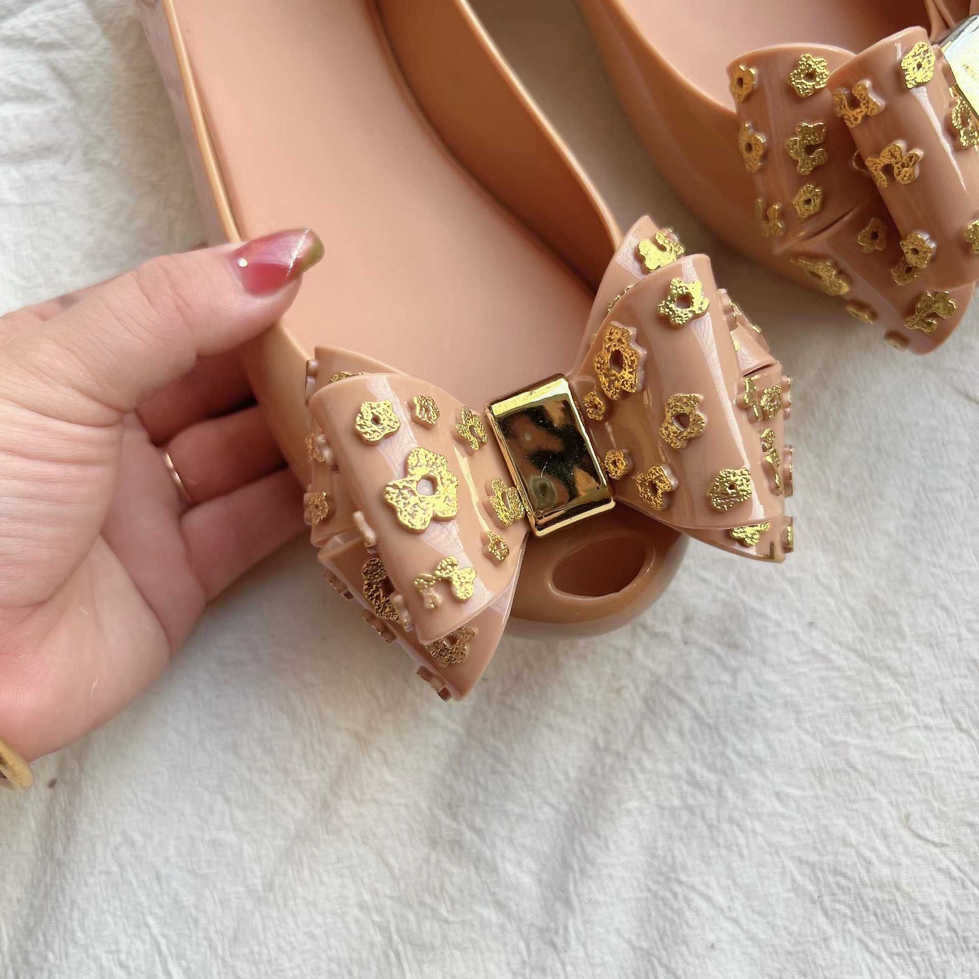 Сандалии новейшие горячие стиль классические желе -туфли принцесса Mommy Me Summer Sandals ПВХ пляжные туфли Bowknot HMI087 W0327