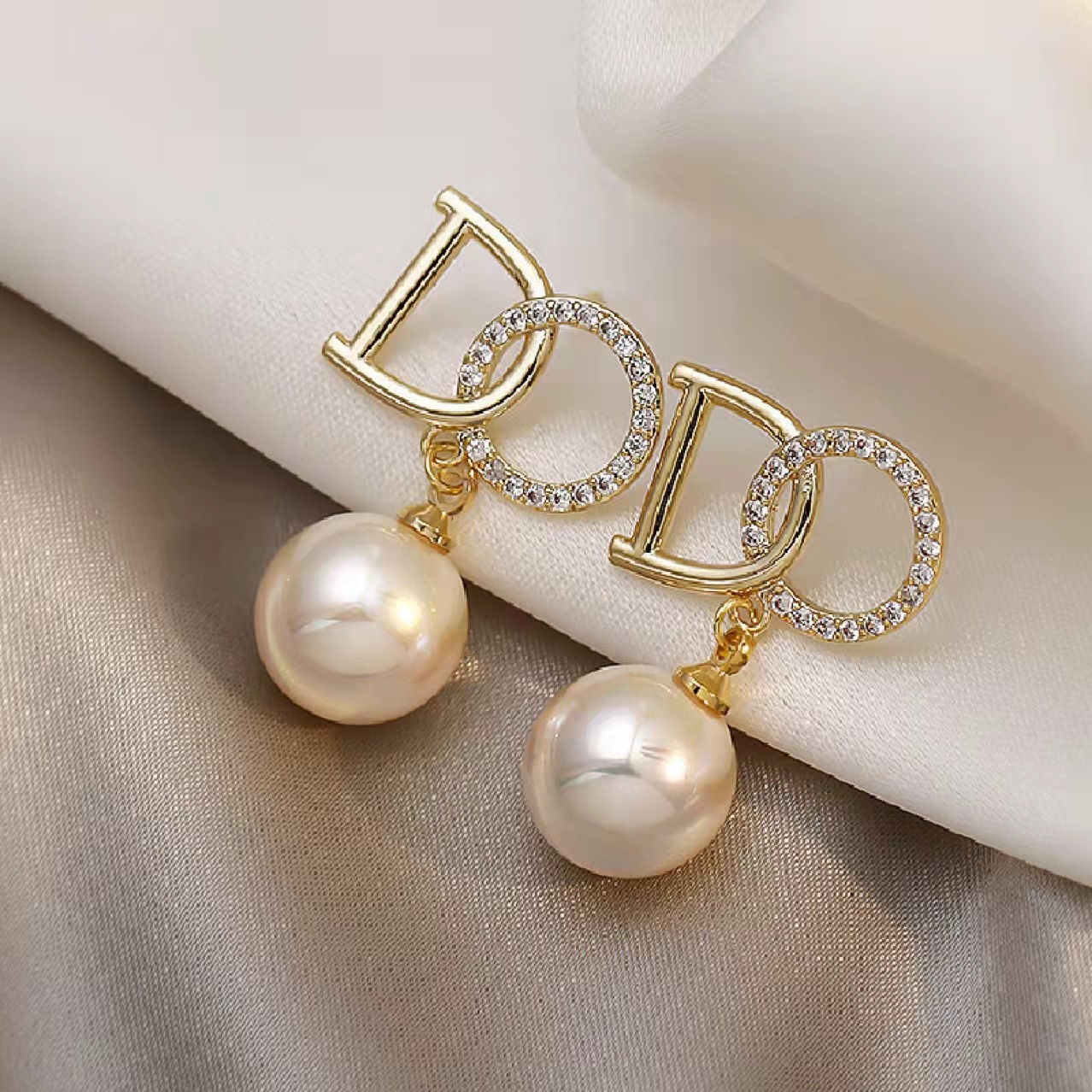 Temperament Elegant Simulated Pearl Dangle örhängen för kvinnor Enkel stilig design Delikat tillbehör Fashion Smycken