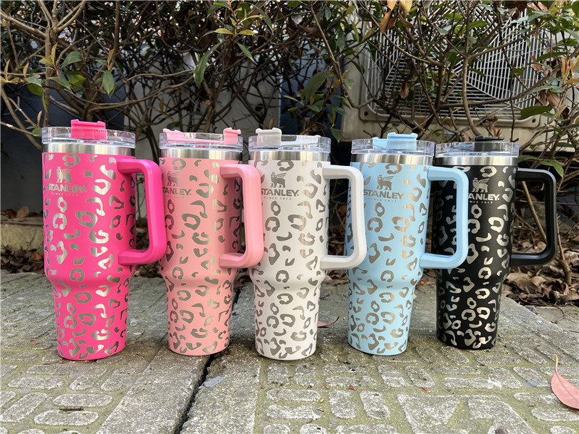 Med Staniey Logo Quencher 40oz Tumblers Leopard Print Handtag Lock Straw Beer Mug Water Bottle Powder Coating Outdoor Camping Cup