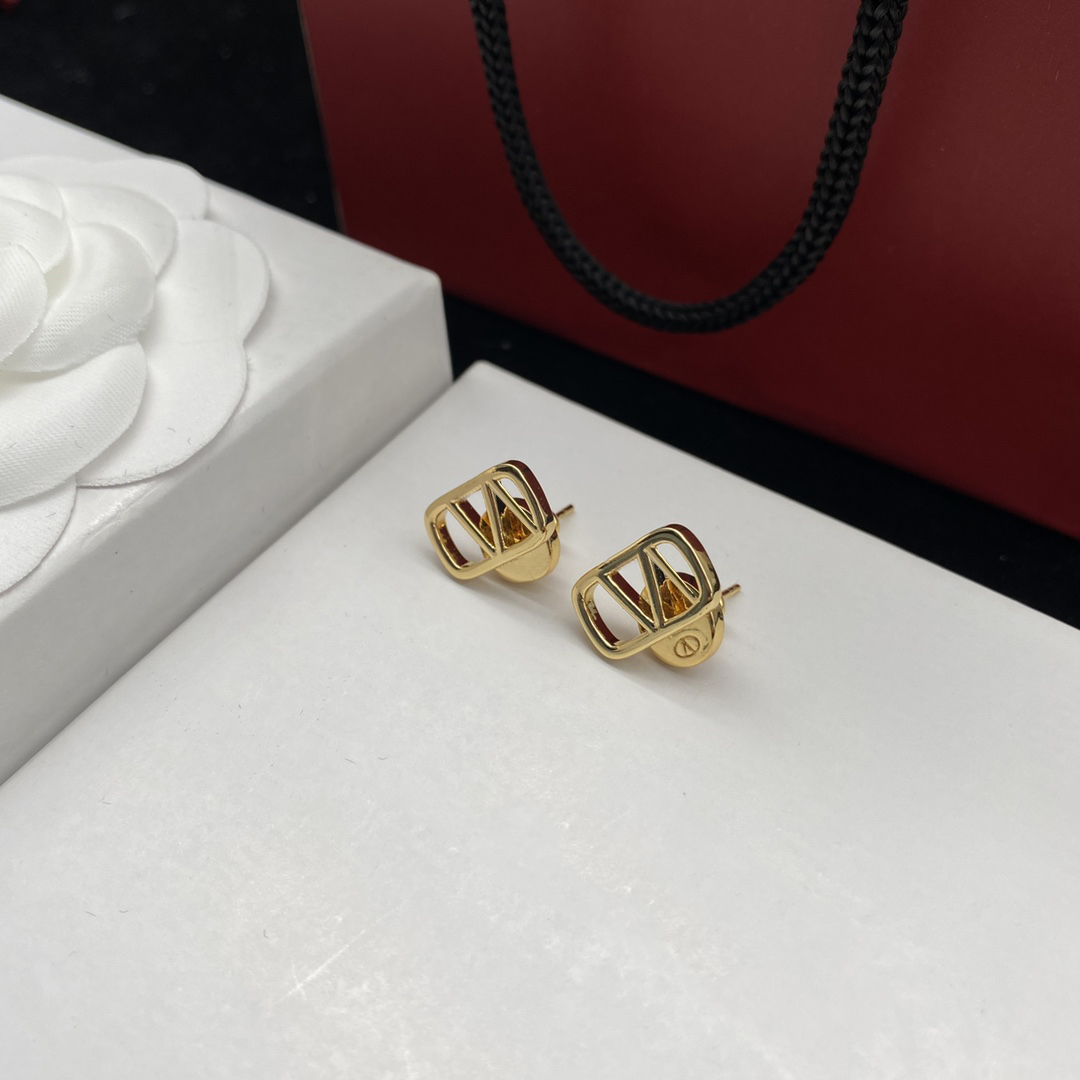 2023 modemärke designer små örhängen 18k guld V dubbar Örhängen Dam Bröllopsfest Smycken