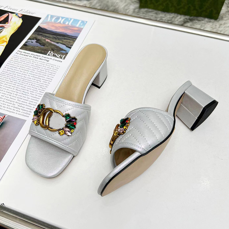 女性のためのスライドデザイナーサンダルヒール有名な靴サマースリッパサンダリアクラシックブランドビーチビーチ本物の革サンダル付きサンダル