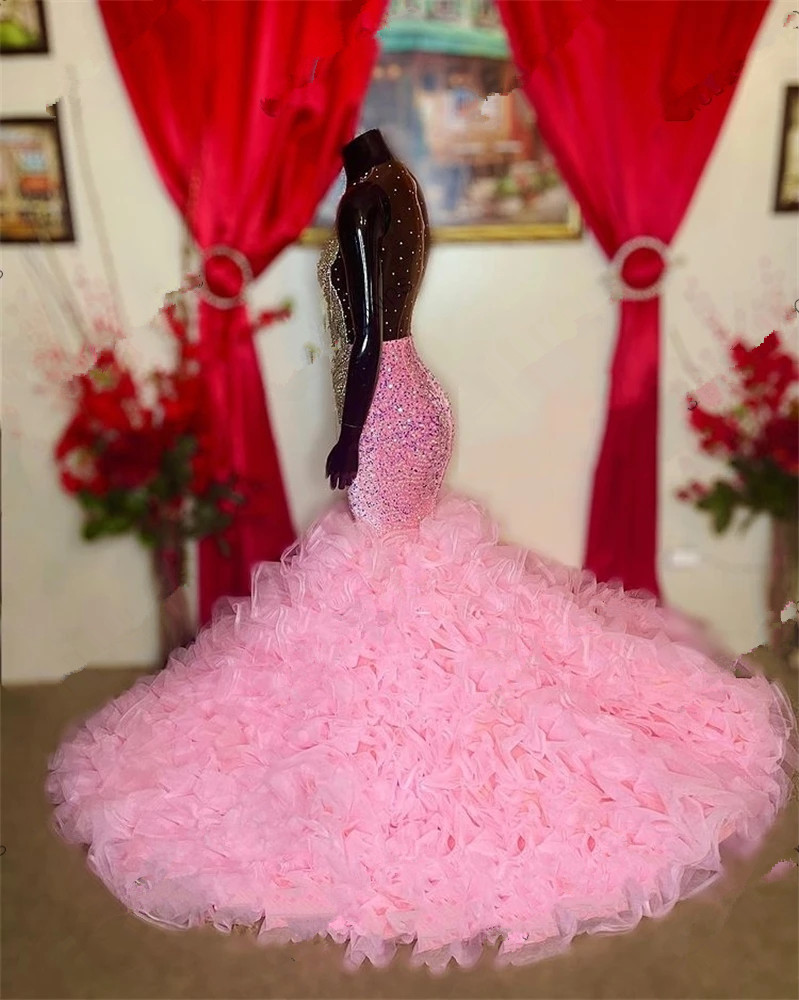 Pink O Neck Long Prom -klänningar för svarta flickor Sparkly Sequined Tiered Ruffles kjol Evening Gown Pärlad Crystal Robe de