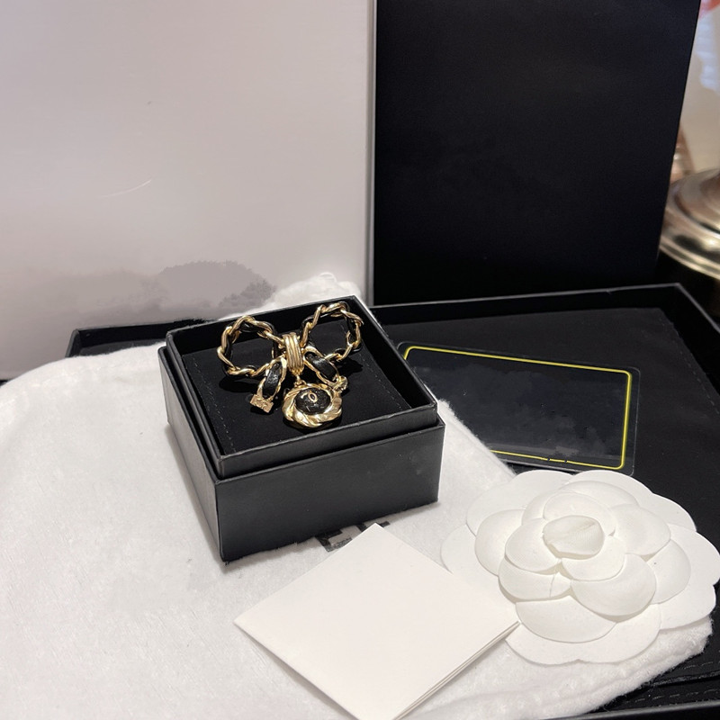 Met doos mode -ontwerper broches voor dames heren feest geschenk bowknot luxe ch brief broche pins gouden sieraden jurk accessoire broches suit pin