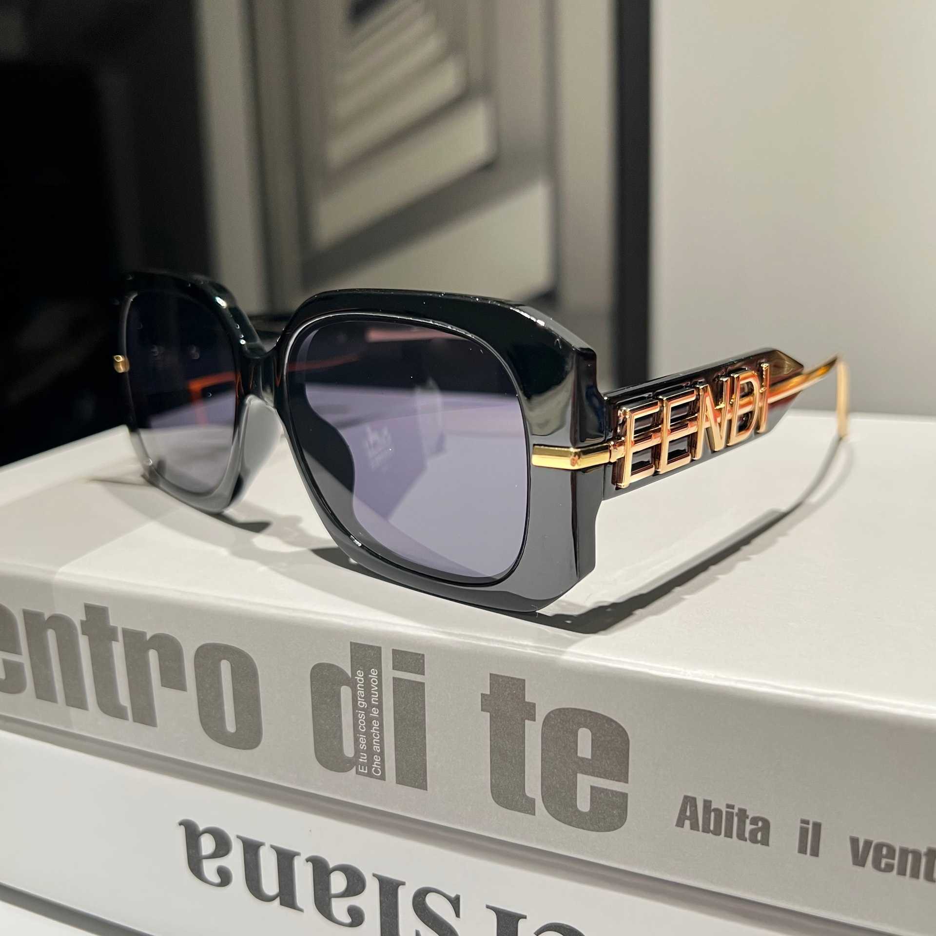 2024 Top diseñadores de lujo para hombres Gafas de sol para mujeres Cabezal de moda Metal Metal sin marco Tendencia elegante