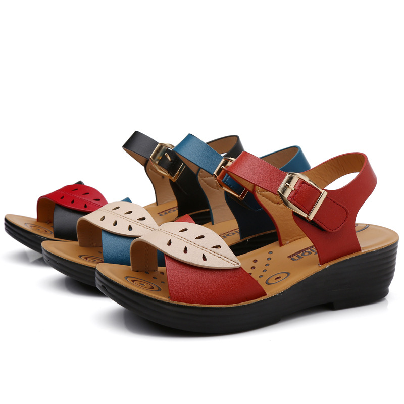 Summer Mother Shoes Flat Sandals Women Aged Leather Soft Bottom Blandade färger Fashion Sandaler Bekväma gamla skor