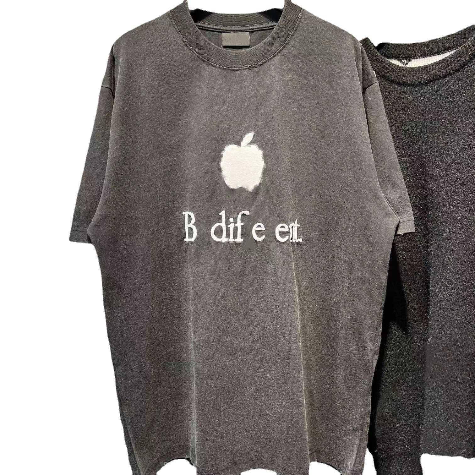 デザイナーサマーウィメンTシャツは、市場の正しいバージョンを区別しますリンゴの刺繍スリーブTシャツOSルーズユニセックストップ
