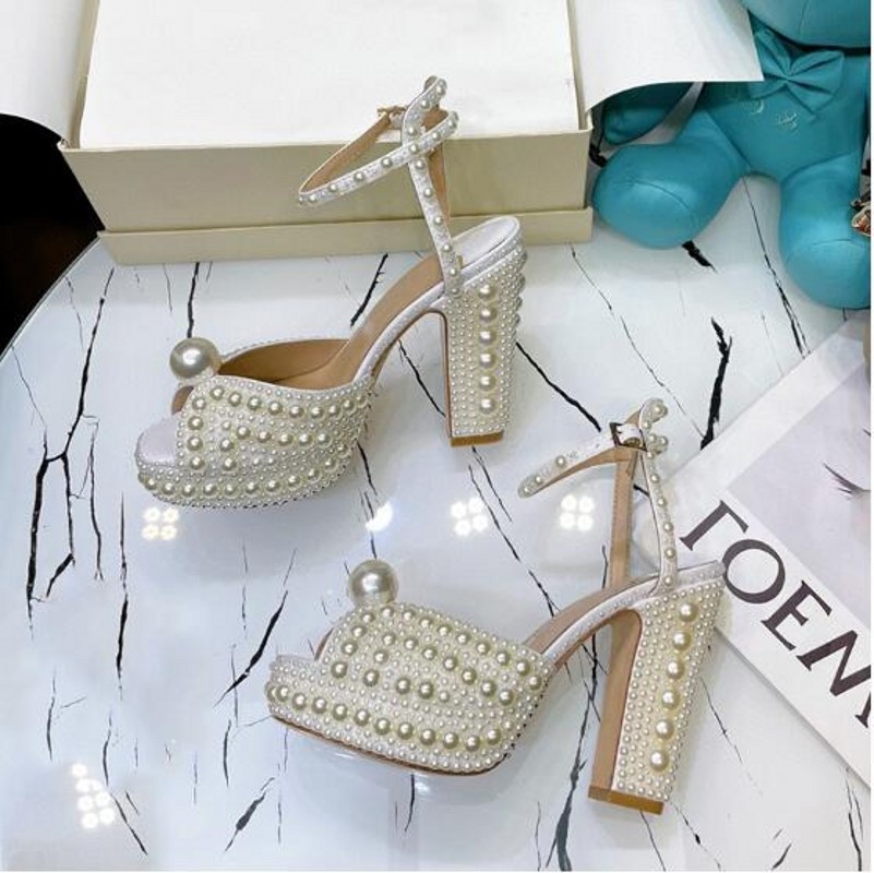 Vita pärlor sandaler kvinnor mode hög plattform bröllop brudskor sommar gladiatorer pärlor gladiatorer skor