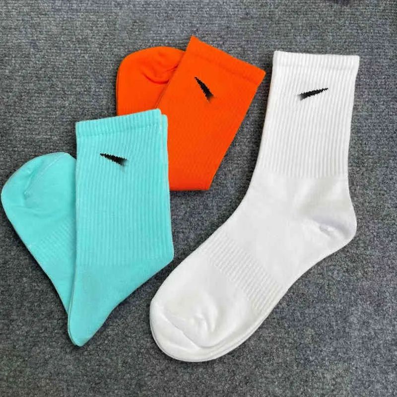 Chaussettes pour hommes Décorations de Noël Mode Femmes et hommes Chaussettes Lettre de haute qualité Coton respirant Vente en gros Calzino Jogging Chaussette de sport de football de basket-ball