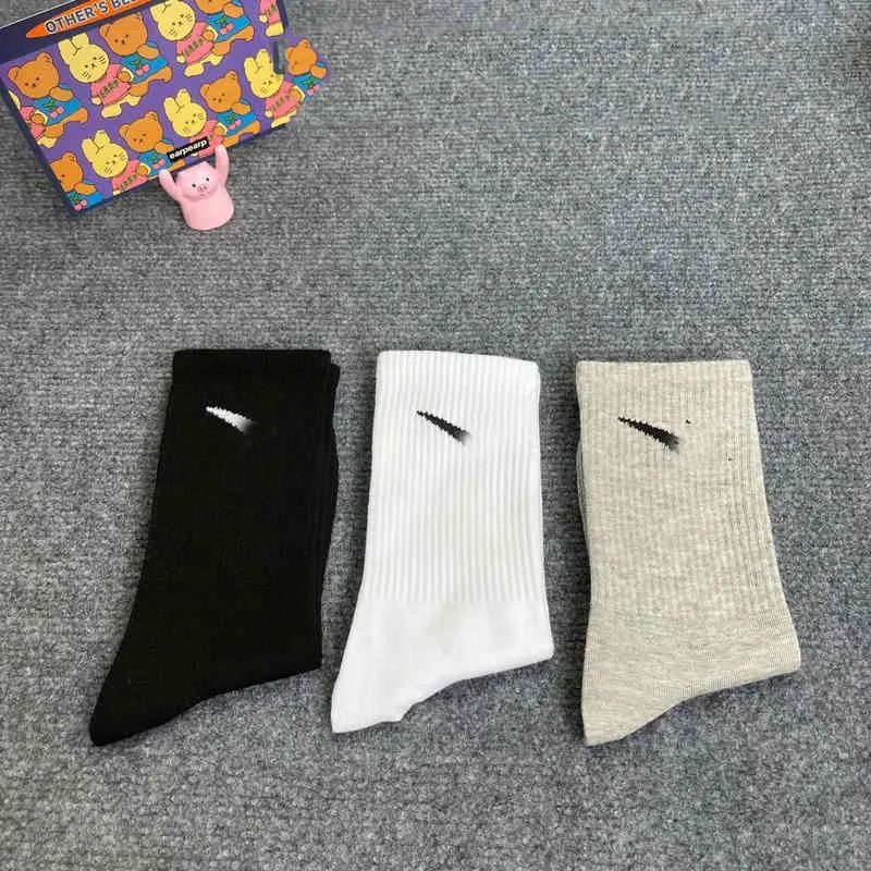 Chaussettes pour hommes Décorations de Noël Mode Femmes et hommes Chaussettes Lettre de haute qualité Coton respirant Vente en gros Calzino Jogging Chaussette de sport de football de basket-ball