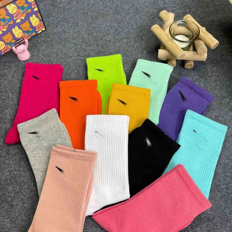 Chaussettes pour hommes Décorations de Noël Mode Femmes et hommes Chaussettes Lettre de haute qualité Coton respirant Vente en gros Calzino Jogging Chaussette de sport de football de basket-ball