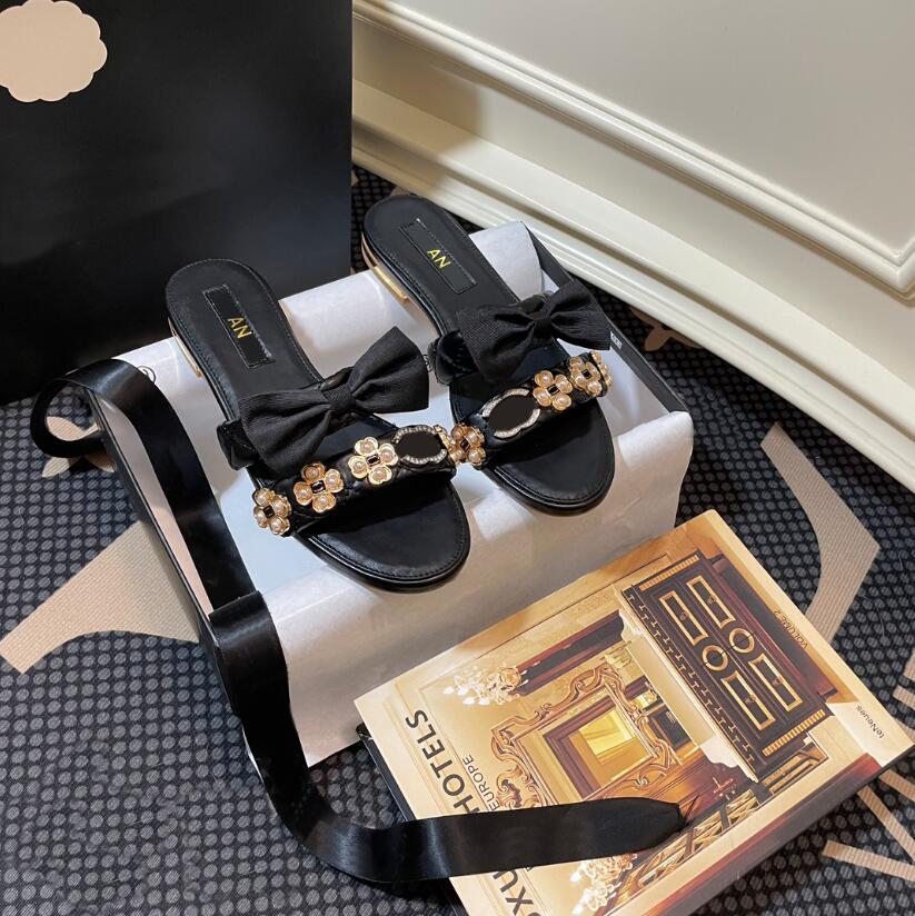 Designer-Mode-High-End-Luxus-2C-Briefclip-Sandalen der Sommerfrauen tragen den offiziellen Website-synchronen Innen-Update