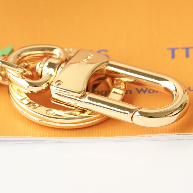 Anahtarlık Tasarımcı Anahtar Zinciri Lüks Bag Charm Ladies Araba Anahtarlık Erkekler Klasik Mektup Cazibe Çilek Anahtar Ring Moda Aksesuarları Sevimli Hediye Zarif Güzel